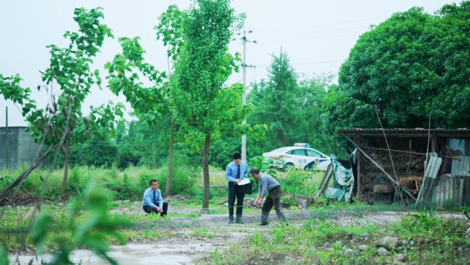 检察官拉卷尺丈量土地 记笔记 胸前的检徽