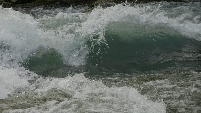 波浪波涛奔流流水汹涌河流激流