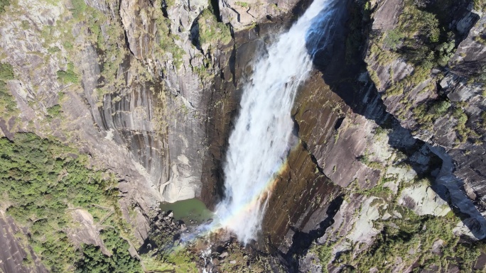 航拍瀑布彩虹流水帘幕高空磅礴大气森林高山