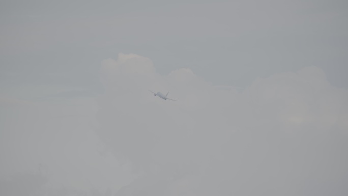 4K飞机起飞穿过云彩（S-Log3素材）