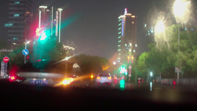 夜晚城市下雨天开车