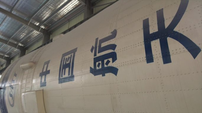 厂房里中国航天火箭部分模型空镜A004