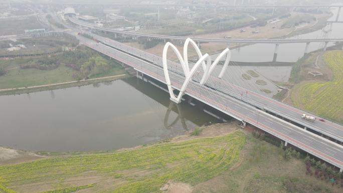 西安沣东沣河大桥车辆3