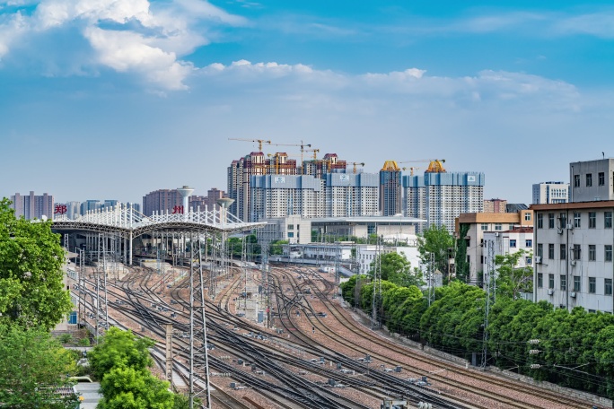 河南郑州解放桥远眺郑州站火车站延时摄影