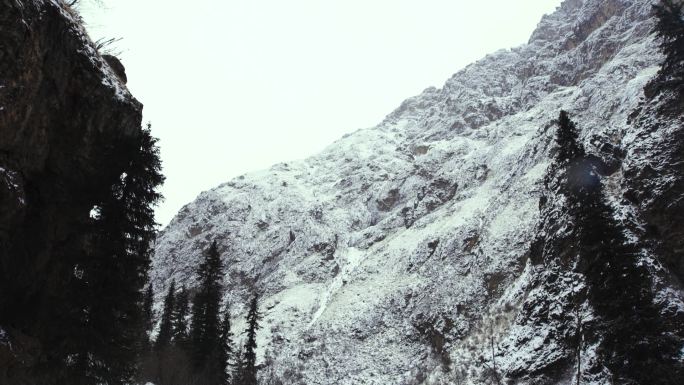 冬季雪山徒步旅游