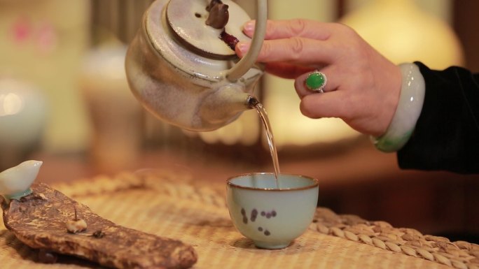 实拍倒茶特写素材