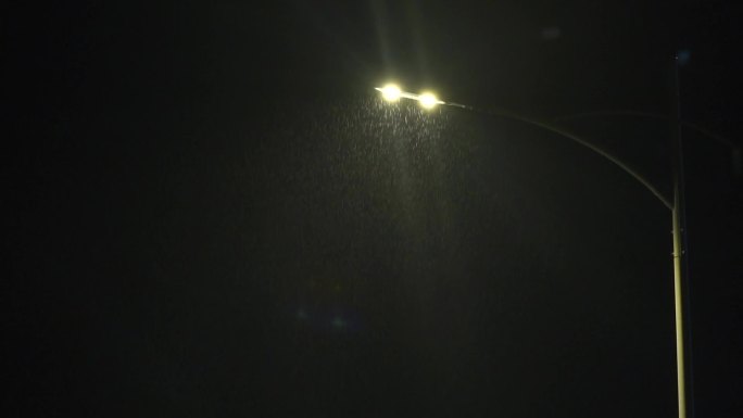 夜雨下的路灯