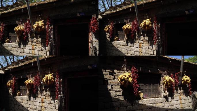 农村老屋门前挂的辣椒和玉米