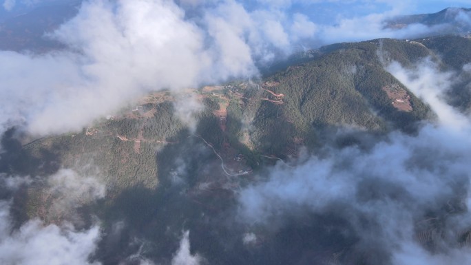 大山云海 云南山区 日出穿云