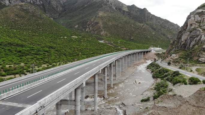 西藏林芝至拉萨公路