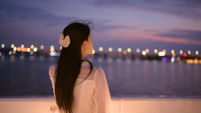 4K夜晚海边的少女远眺大海