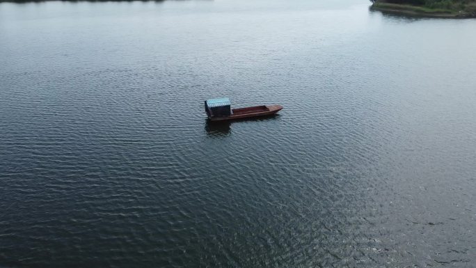 水中小船