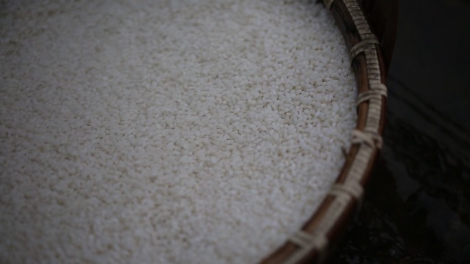 浙江年味豆糕米糕制作糯米浸泡淘米溪水洗米
