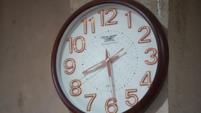 墙上时钟钟头特写时间时针分针