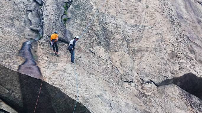 攀登陡峭高山的登山者们