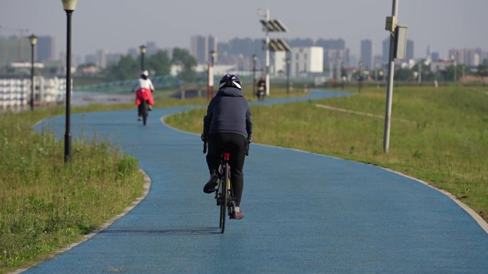 市民骑自行车锻炼
