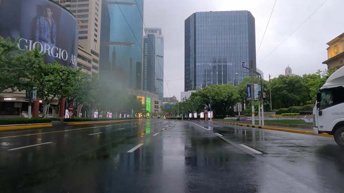 上海封城中的春季建筑物雨天路况