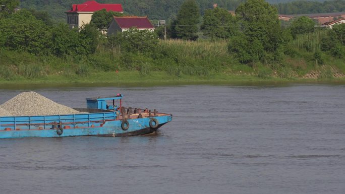 运沙船航行