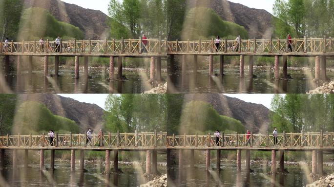 游客走过木桥
