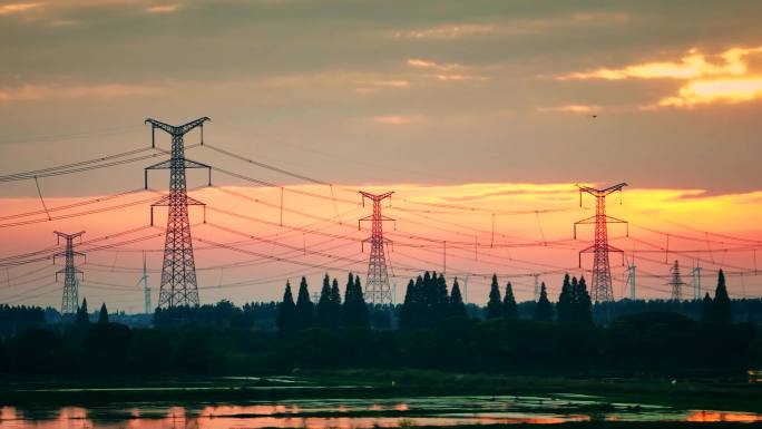 4K晚霞中的高压线塔