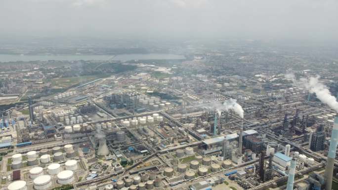 中国石化炼油厂城市工业空气污染鸟瞰视频