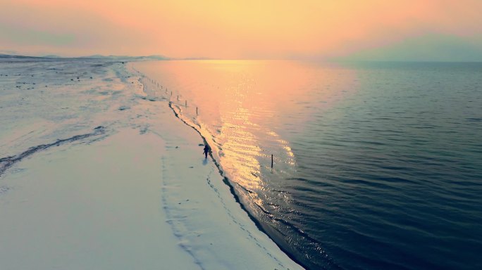 青海湖春季湖边雪景航拍