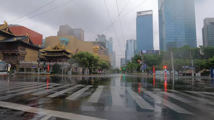 上海封城中的城市雨天街道