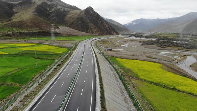 西藏林芝至拉萨公路