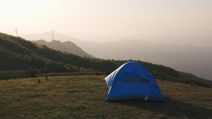4K日出时分户外露营的帐篷