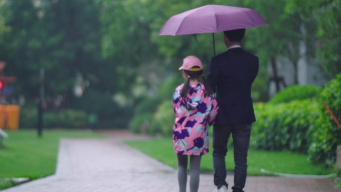 下雨天爸爸给女儿打伞-温馨亲子-父爱