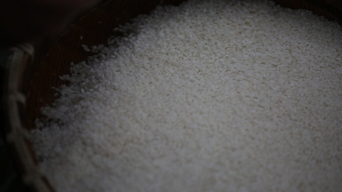 糯米淘米溪水洗米浸米制作豆糕米糕