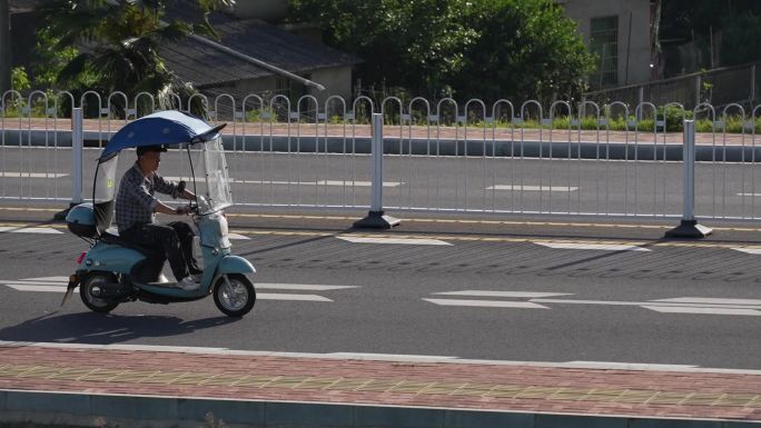 公路上骑电动车的男人