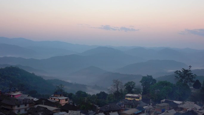 清晨 村庄 群山 鸟鸣