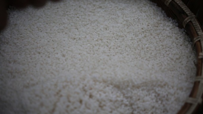 浙江过年美食豆糕米糕制作糯米浸泡淘米洗米