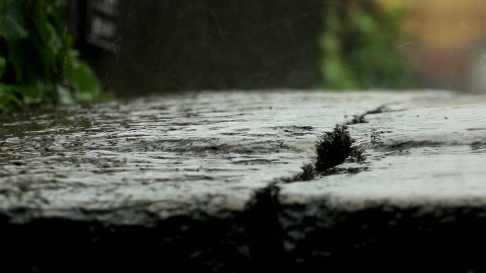 夏天雨水打在古镇的青石板上
