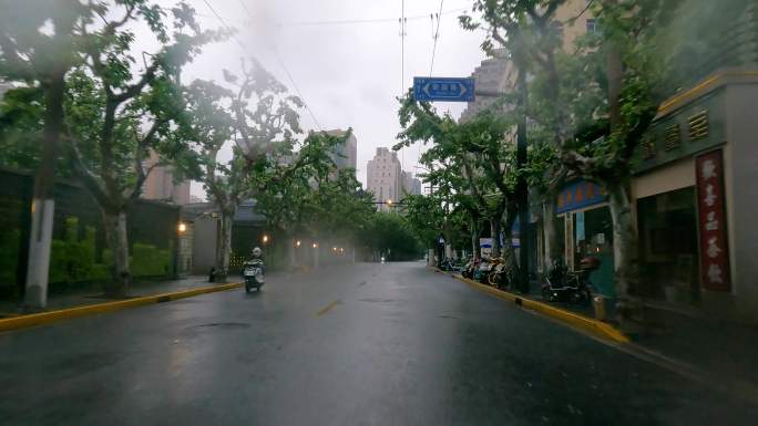 上海封城中的春季雨天街道