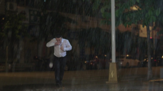 商务人士雨中奔跑