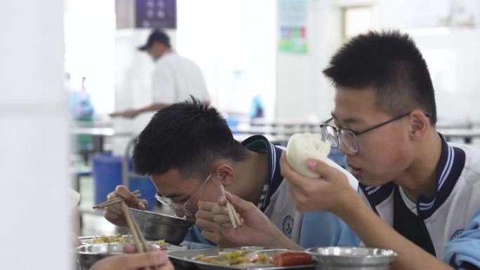 高中食堂餐厅学生吃饭