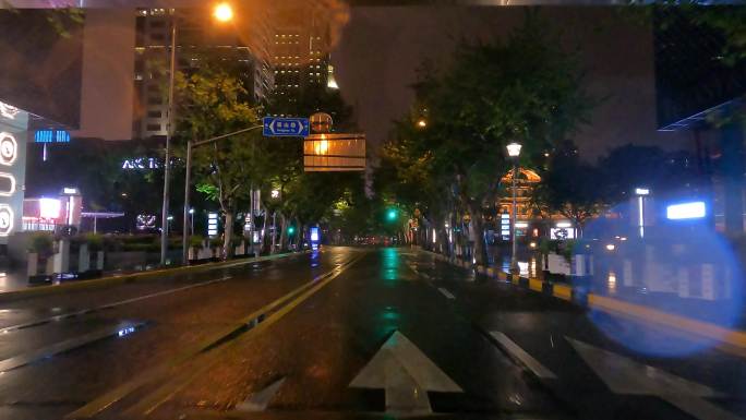 上海封城中的雨天街头