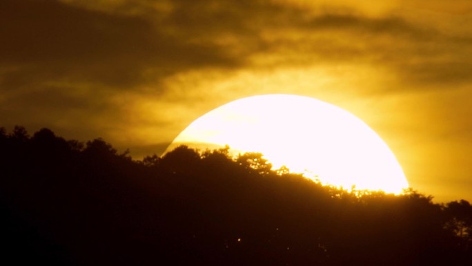 震撼巨大的太阳傍晚黄昏日落时光流逝日落