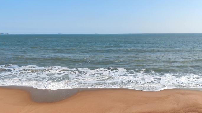 海浪拍打沙滩