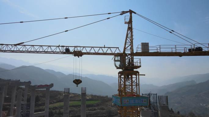 重庆巫山公路建设吊塔工人施工航拍