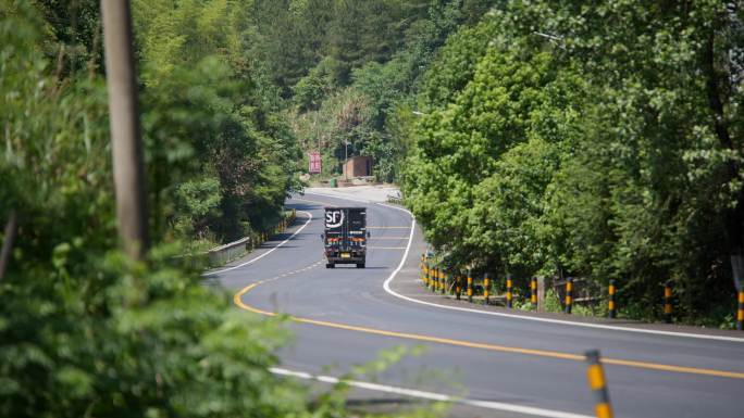 顺丰货运 车辆 行驶 美丽弯道 乡村公路