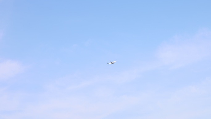 4K120飞机飞向蓝天白云