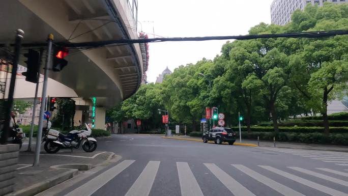 上海封城中的春季寂静街道