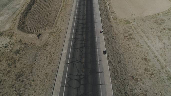 航拍高原笔直的公路