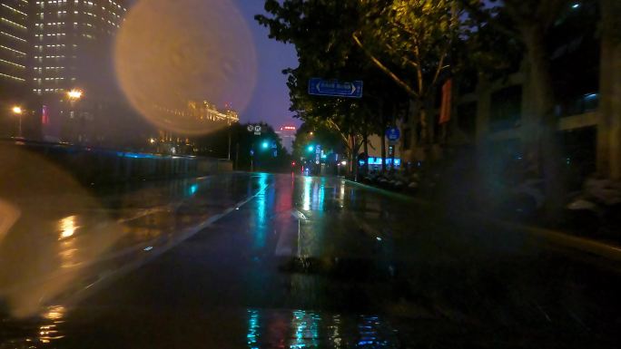 上海封城中的外滩雨天街道
