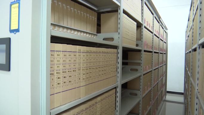 档案馆员工整理登记录入电脑各种档案