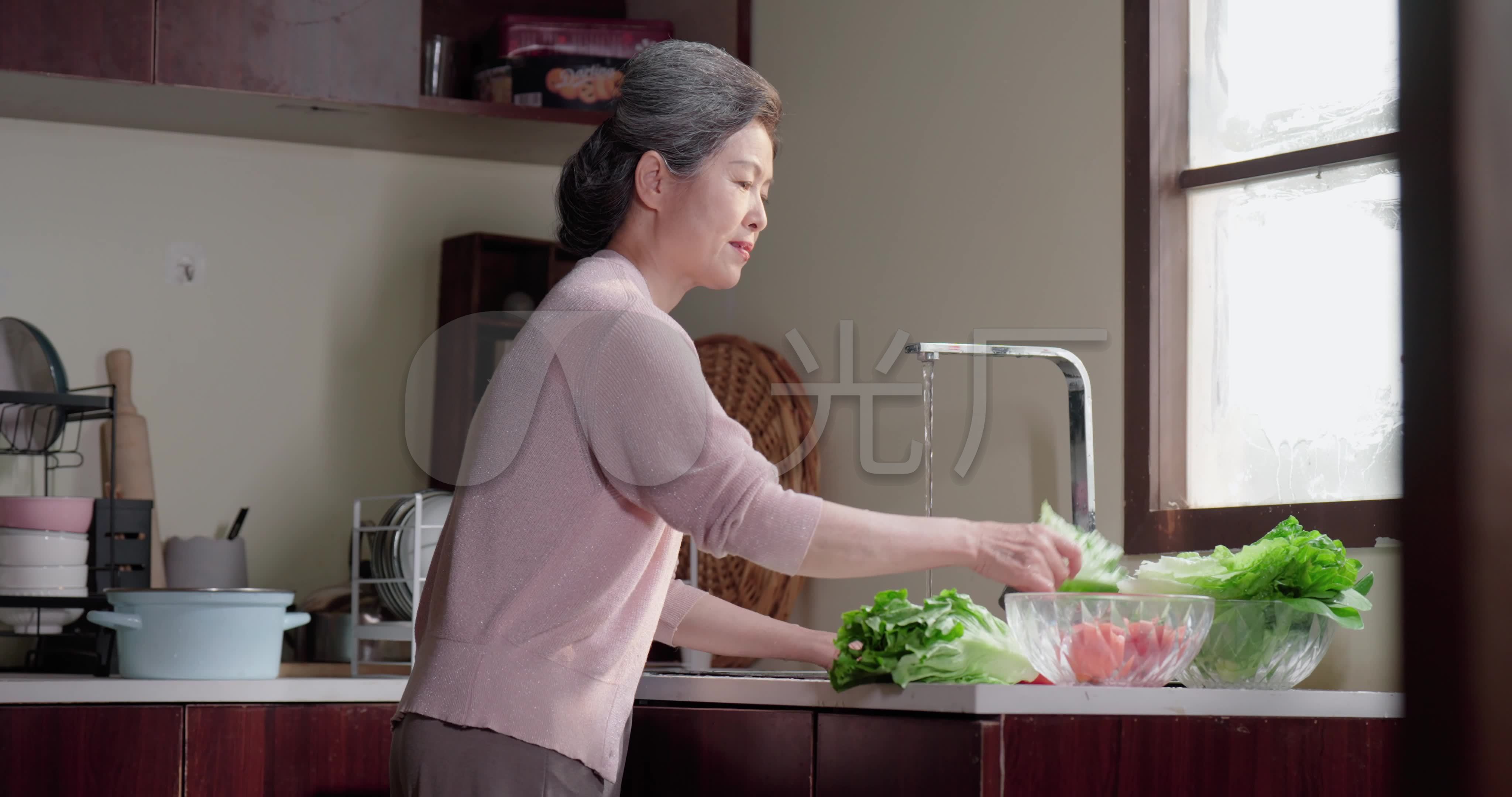 快乐小女孩和妈妈在厨房做饭-蓝牛仔影像-中国原创广告影像素材