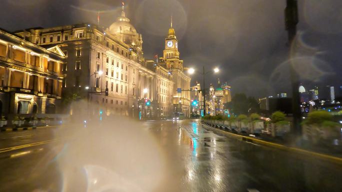 上海封城中的浪漫雨天外滩夜景